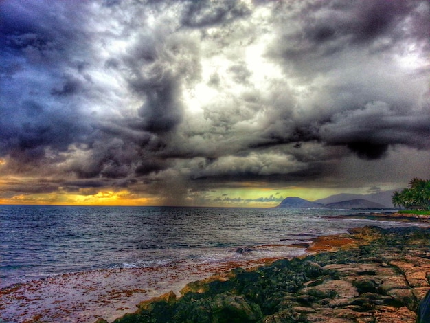 Foto vista panorâmica do mar contra o céu nublado