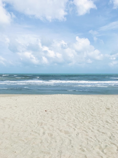 Vista panorâmica do mar contra o céu nublado