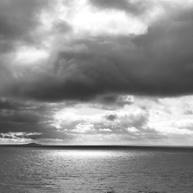 Vista panorâmica do mar contra o céu nublado