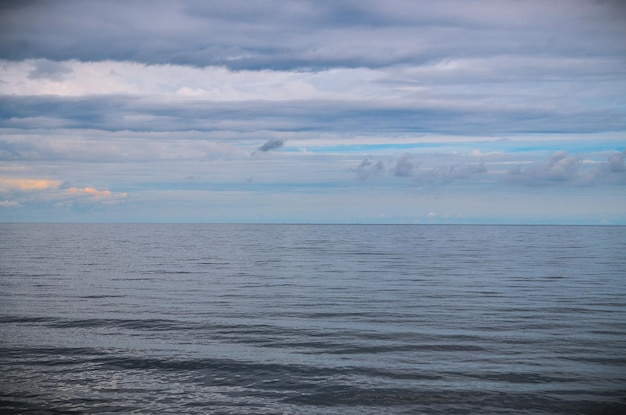 Vista panorâmica do mar contra o céu nublado