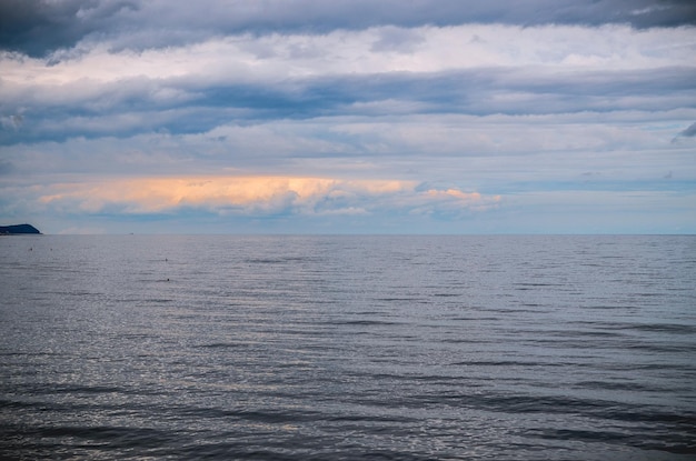 Vista panorâmica do mar contra o céu nublado