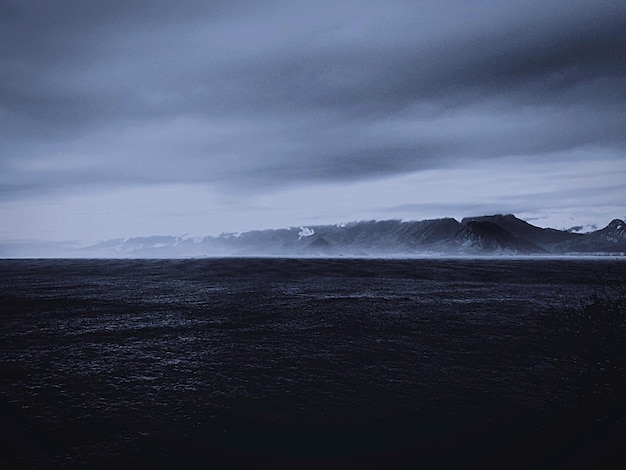 Vista panorâmica do mar contra o céu nublado