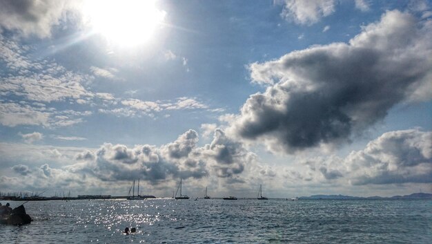 Foto vista panorâmica do mar contra o céu nublado