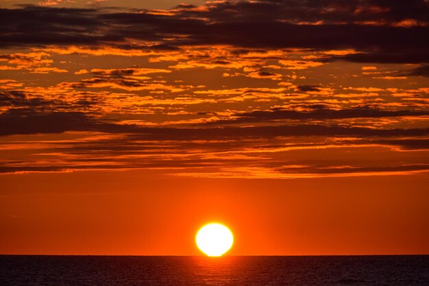 Vista panorâmica do mar contra o céu romântico ao pôr-do-sol