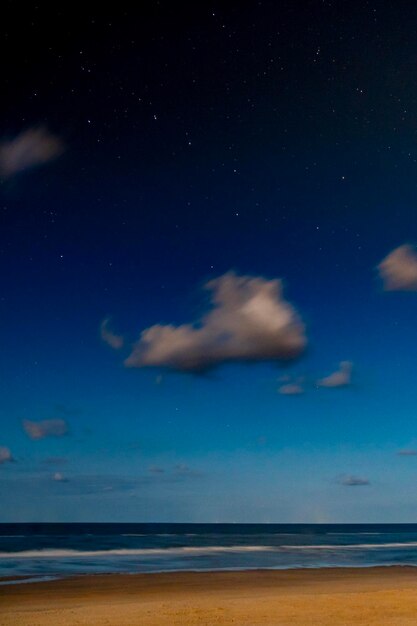 Vista panorâmica do mar contra o céu