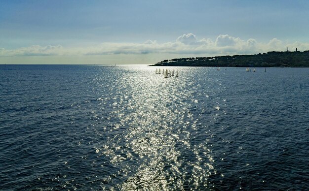 Foto vista panorâmica do mar contra o céu