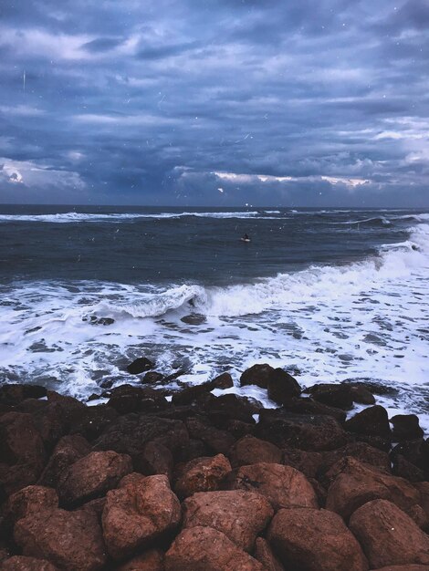 Vista panorâmica do mar contra o céu