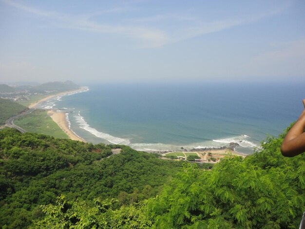 Vista panorâmica do mar contra o céu