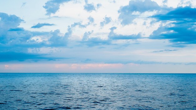 Vista panorâmica do mar contra o céu