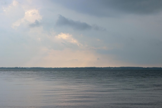 Vista panorâmica do mar contra o céu