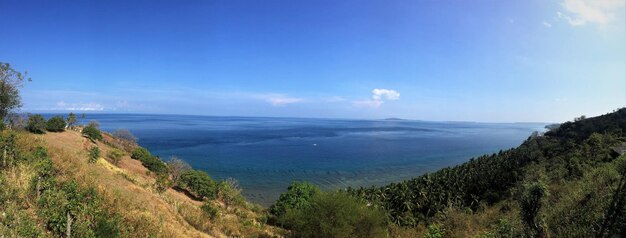 Vista panorâmica do mar contra o céu