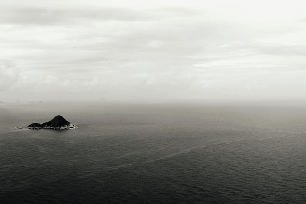 Vista panorâmica do mar contra o céu