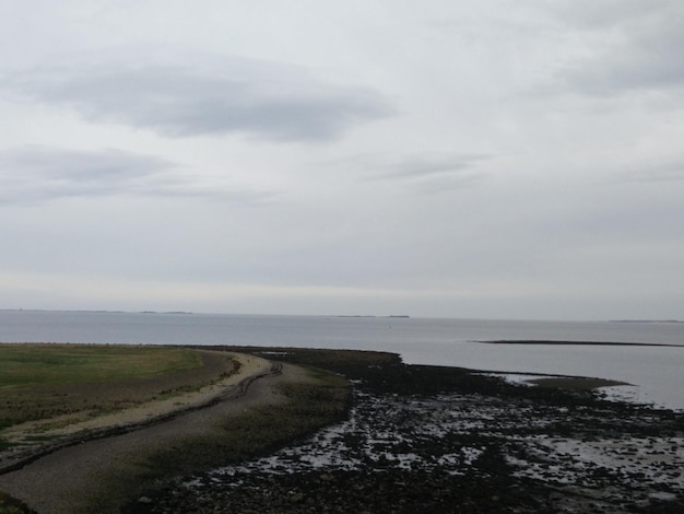 Vista panorâmica do mar contra o céu