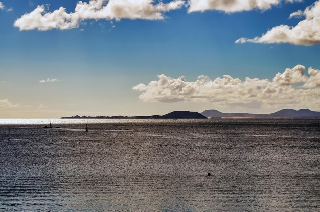 Vista panorâmica do mar contra o céu