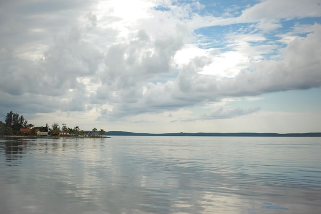 Vista panorâmica do mar contra o céu