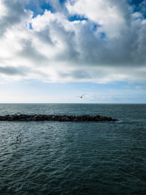 Vista panorâmica do mar contra o céu