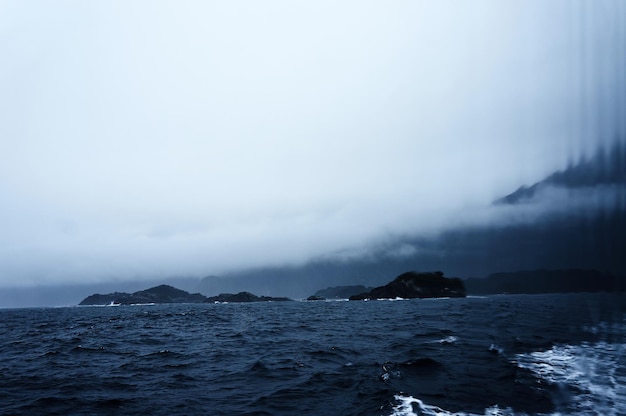 Vista panorâmica do mar contra o céu