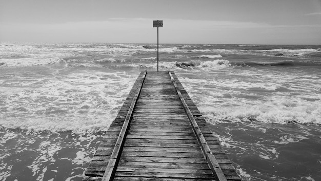 Vista panorâmica do mar contra o céu