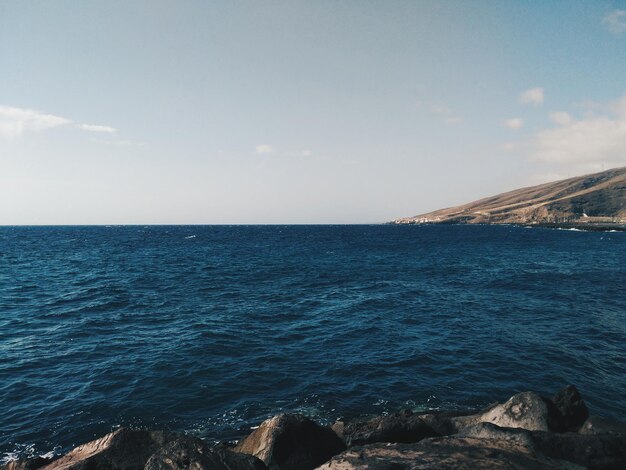 Vista panorâmica do mar contra o céu