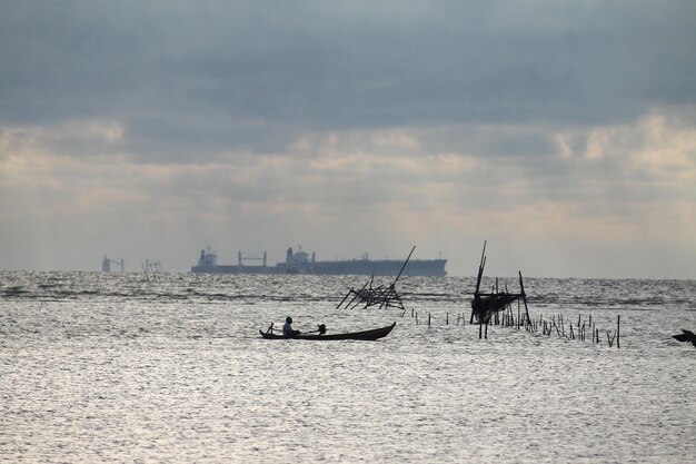 Vista panorâmica do mar contra o céu