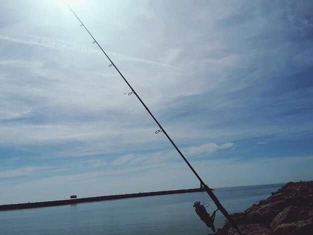 Vista panorâmica do mar contra o céu