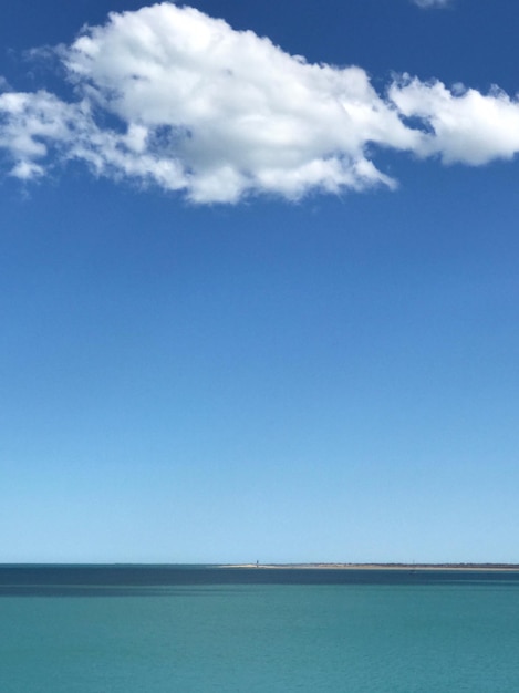 Vista panorâmica do mar contra o céu