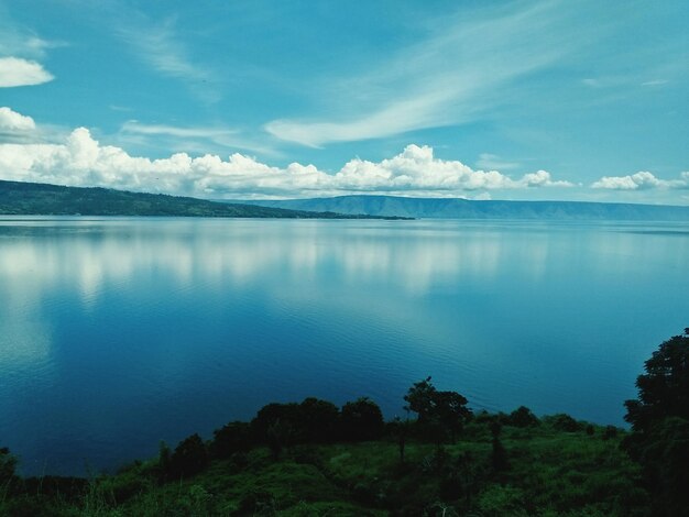 Vista panorâmica do mar contra o céu