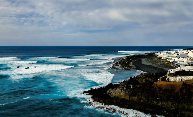 Vista panorâmica do mar contra o céu
