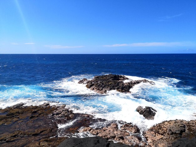 Vista panorâmica do mar contra o céu