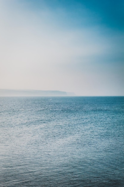 Vista panorâmica do mar contra o céu