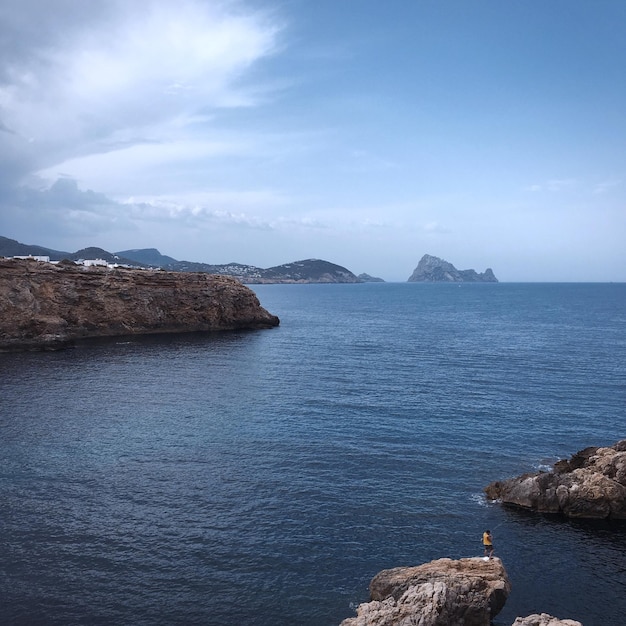 Vista panorâmica do mar contra o céu