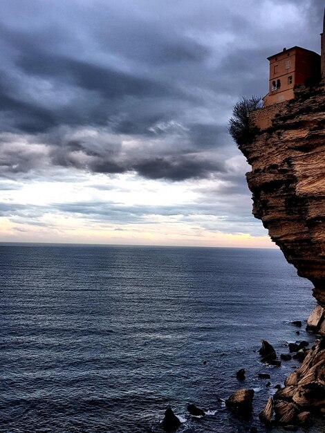 Vista panorâmica do mar contra o céu