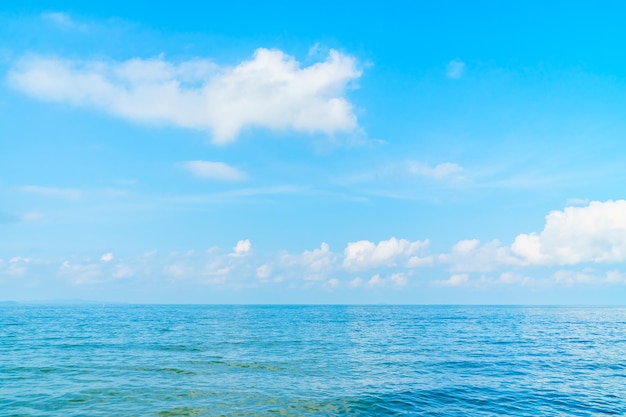 Vista panorâmica do mar contra o céu