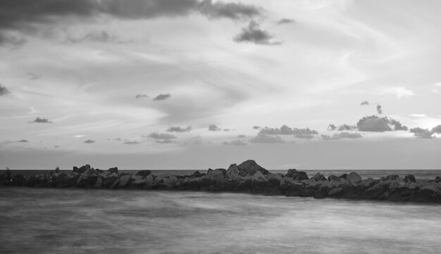 Foto vista panorâmica do mar contra o céu