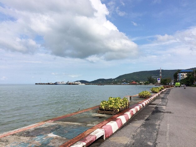 Vista panorâmica do mar contra o céu