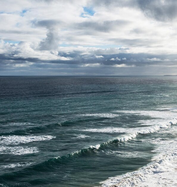 Vista panorâmica do mar contra o céu