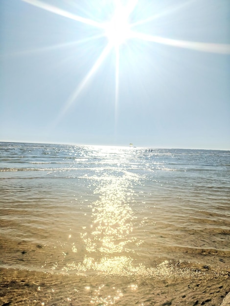 Vista panorâmica do mar contra o sol brilhante