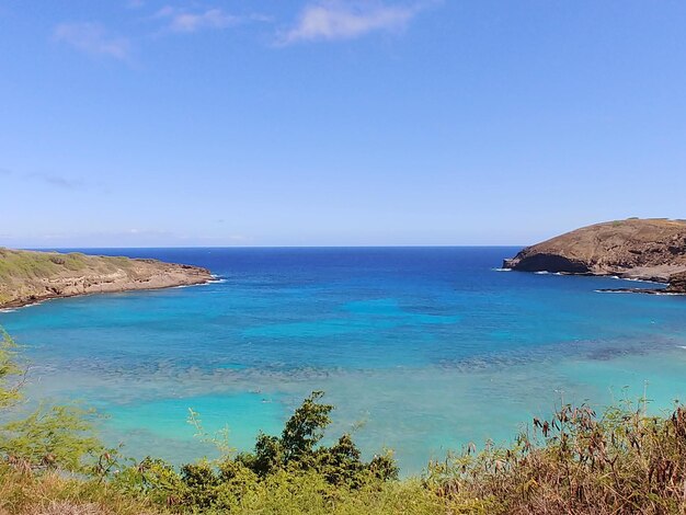 Vista panorâmica do mar contra um céu azul claro