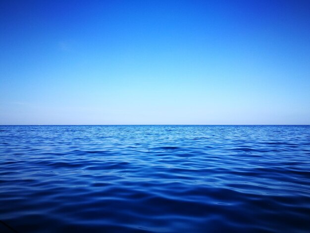 Foto vista panorâmica do mar contra um céu azul claro