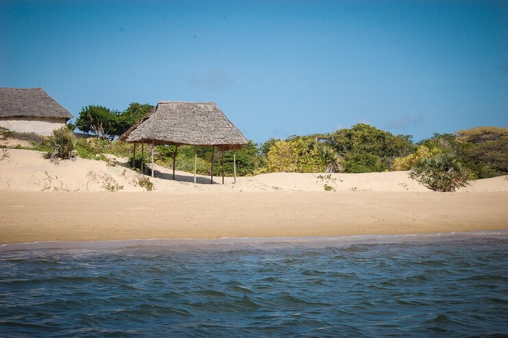 Foto vista panorâmica do mar contra um céu azul claro