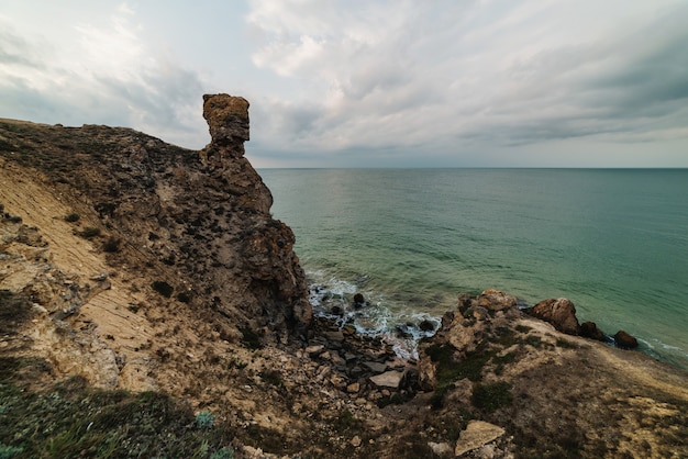 Vista panorâmica do mar, costa rochosa e praia arenosa