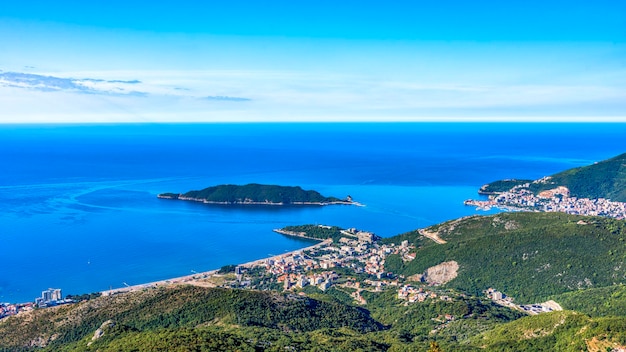 Vista panorâmica do mar de Budva e Becici. Montenegro