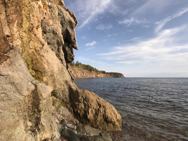 Vista panorâmica do mar de um penhasco contra o céu