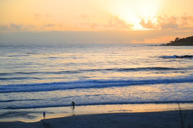 Vista panorâmica do mar durante o pôr-do-sol