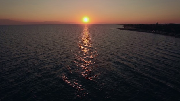 Vista panorâmica do mar e antena do pôr do sol