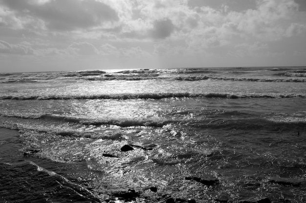 Foto vista panorâmica do mar e da costa contra o céu nublado