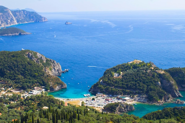 Vista panorâmica do mar e da costa no dia ensolarado Corfu Grécia