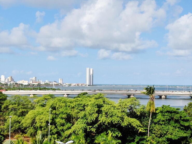Foto vista panorâmica do mar e da paisagem urbana contra o céu