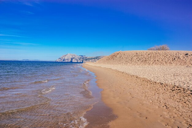 Foto vista panorâmica do mar e da praia de areia