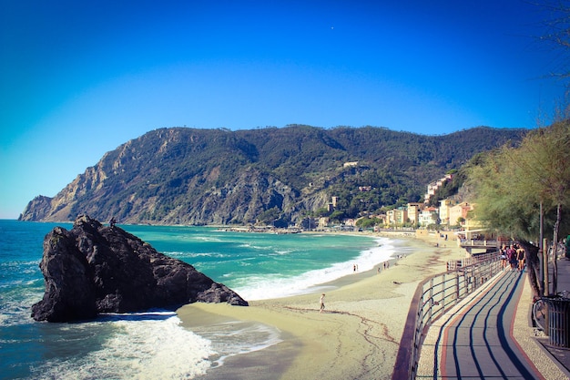 Vista panorâmica do mar e das montanhas contra o céu azul claro